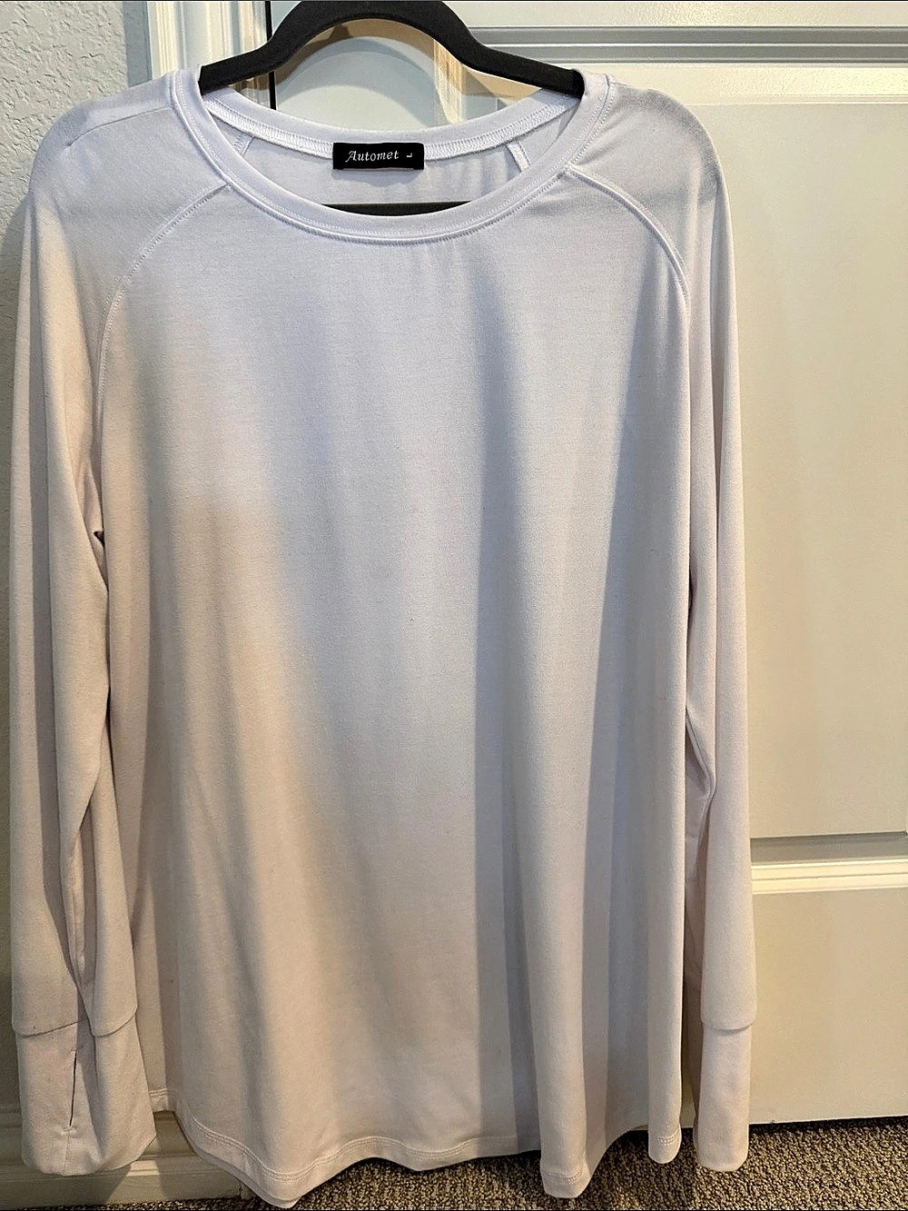 Automet Long Sleeve Workout Crop Top with Thumbholes in White
